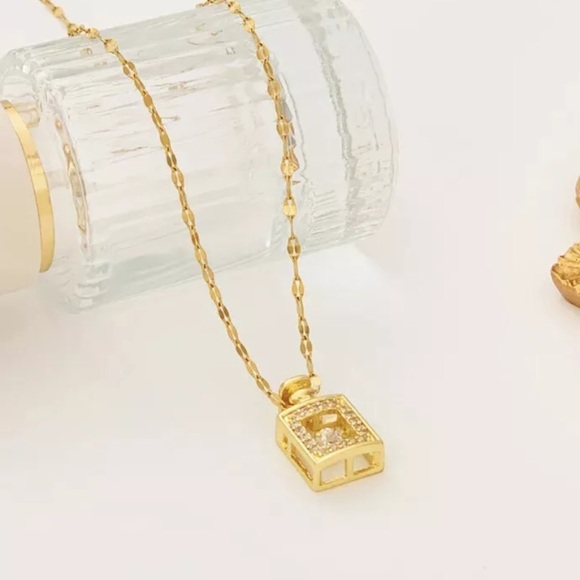 GORGEOUS GOLD PLATED PERFUME BOTTLE PENDANT NECKLACE - Picture 8 of 9